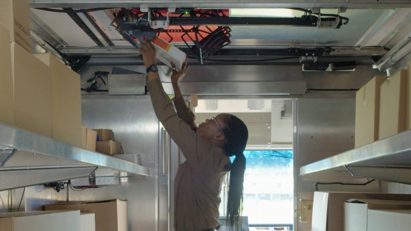 UPS 利用 Workhorse Horsefly 無人機系統測試家居送貨 - 速遞員裝貨
