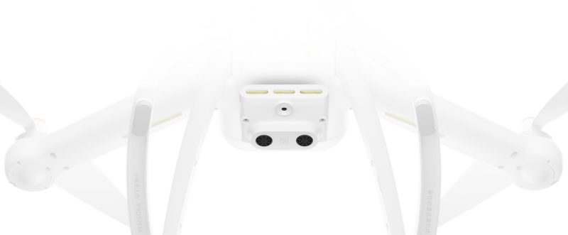 小米無人機 4K 版機底具備光流感應器和視覺感應器，即使在室內環境都做到定點懸停。