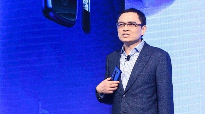HTC財務總監兼全球銷售總裁張嘉臨表明，HTC Vive 行動版的在運作上跟 Google Daydream 或 Samsung Gear VR 截然不同。」