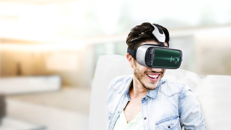 三星 Gear VR 遙控器的出現，彌補了 Gear VR 眼鏡操作上的不足。