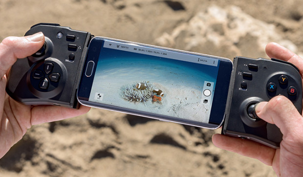 將手機放在遙控器中， Wi-Fi 操控水中移動和拍攝。