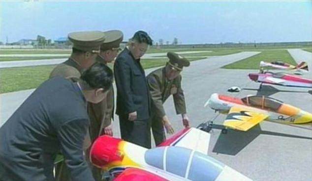 朝鮮中央電視台 2013 年播出的紀錄片，顯示金正恩檢視小型無人機的畫面。