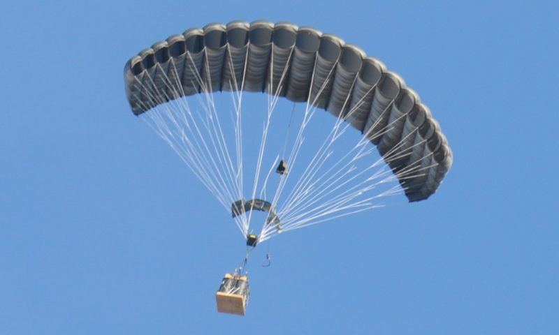 傳統的「聯合精準降落傘」 方式始終要飛機或直升機進入敵境進行空投，要冒著受炮擊的風險。