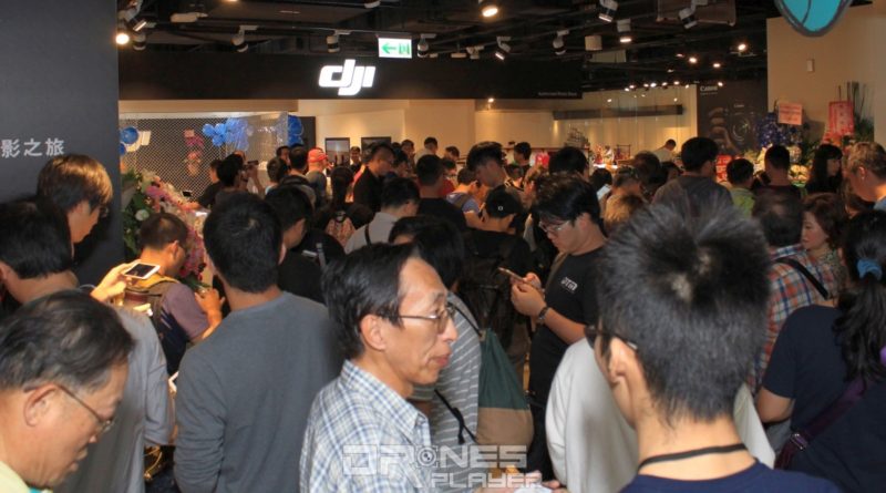 DJI 台灣授權店還未正式開幕，已塞滿排隊人潮。