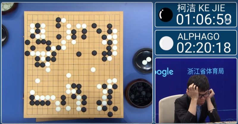 柯潔在對弈期間頻頻皺眉和搔頭，比起 AlphaGo 花上較多時間思考棋步。