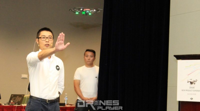DJI 亞太區傳訊部副總監 Kevin On 現場示範 Spark 的手勢操作。