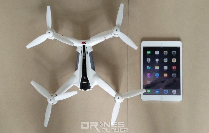 WLtoys XK X300 飛行器體積為 395 x 385 x 76 毫米，比 iPad Mini 2 略大一點。