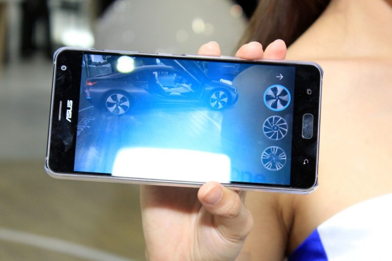 ZenFone AR 手機屏幕顯現 BMW 混能車的 AR 影像。