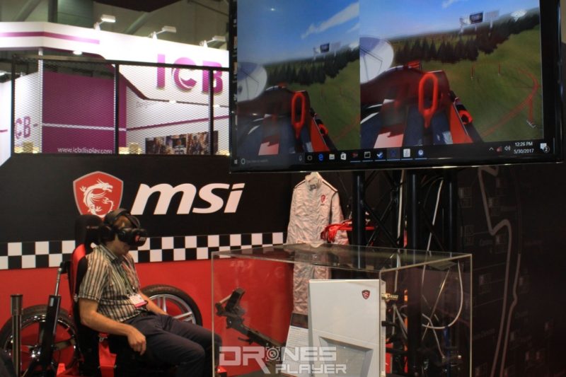 MSI 攤位亦展示了模擬過山車體驗的 VR 設備。