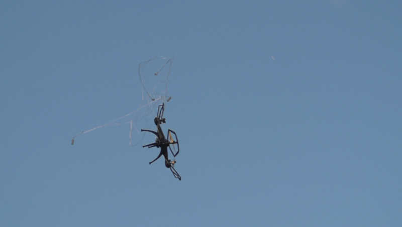 繩網會纏着無人機，使它失控墜落。