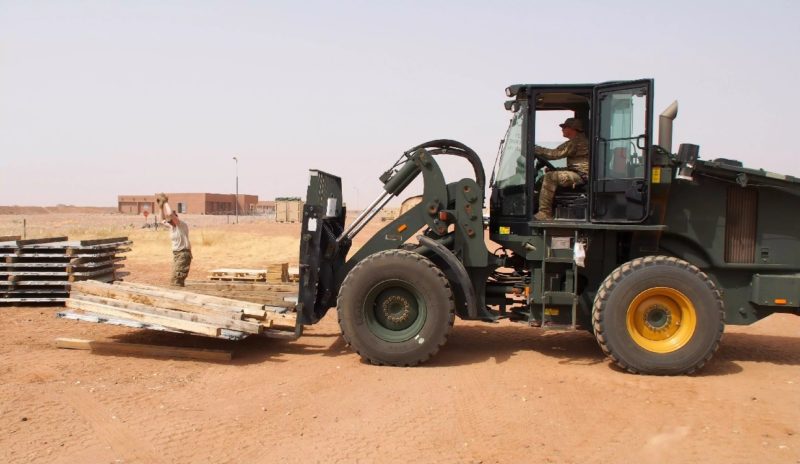 空軍士兵正在基地搬運材料。（攝於 2016 年 4 月）