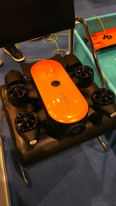 Titan 水下無人機以橙色設計為主。