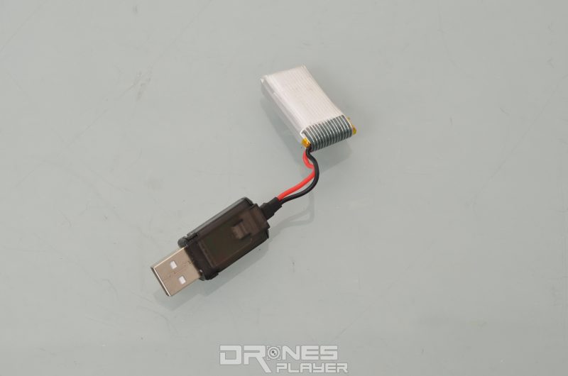 可拆除電池使用 USB 充電，約需 70 分鐘。
