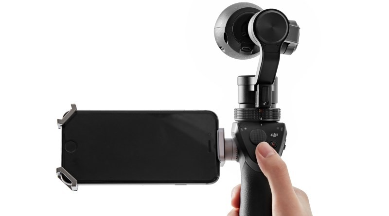 DJI Osmo 手提穩定攝影機可裝上手機充當觀景器。