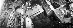 Julius Neubronner 的飛鴿空拍作品，拍攝當時樓房屋頂。