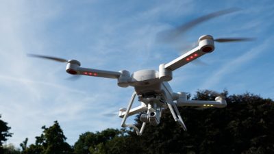 ProDrone Byrd 空拍機在天空飛行時的姿態。