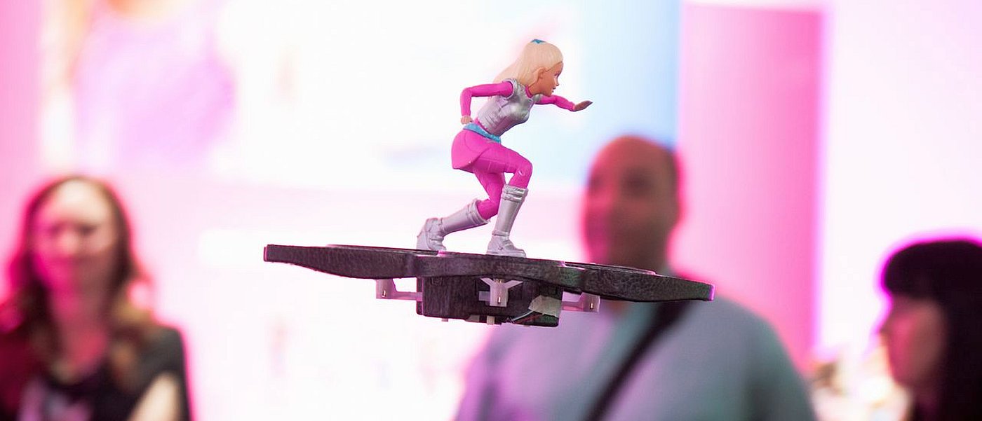 Barbie Star Light Adventure RC Hoverboard 玩具無人機 （圖片來源：翻攝自 TheVerge.com）