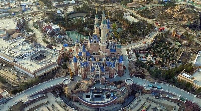 在空拍機的鏡頭下，可見上海迪士尼的「奇幻童話城堡」的真身。（圖片來源：翻攝自新華視點微博）