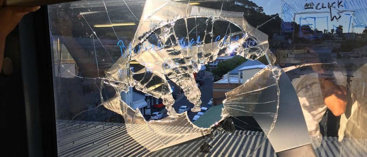 開普敦無人機撞爆大廈玻璃窗