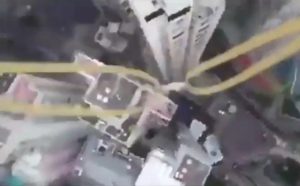 無人機送啤酒影片中無人機降落的大廈天台。
