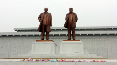 北韓新義州市金氏銅像