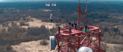 無人機跳傘全球首例：飛往 330 米躍下，極限好手安全落地