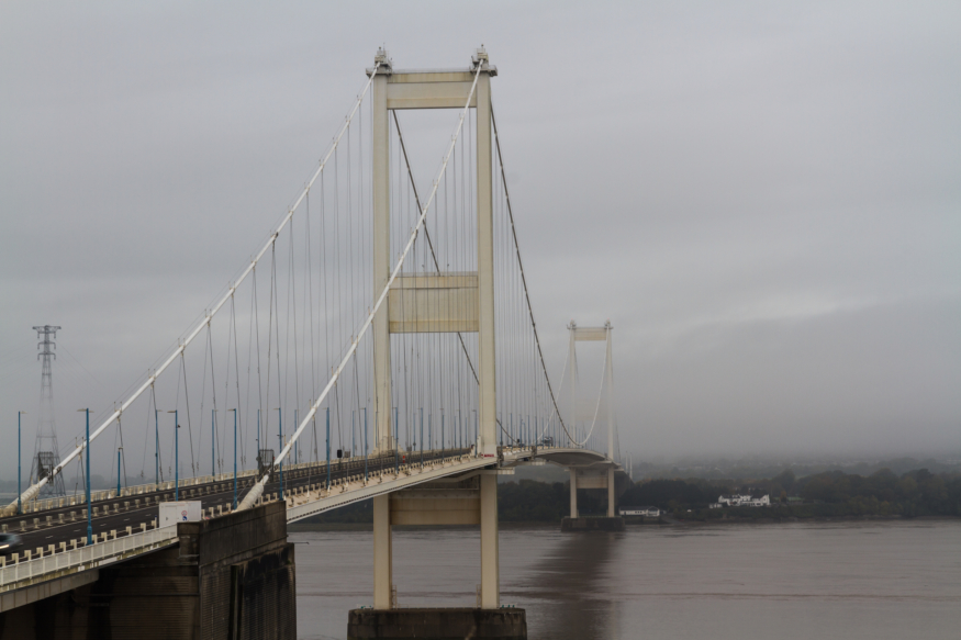 英國魯莽青年爬上 47 米高橋塔航拍　致塞文橋緊急關閉