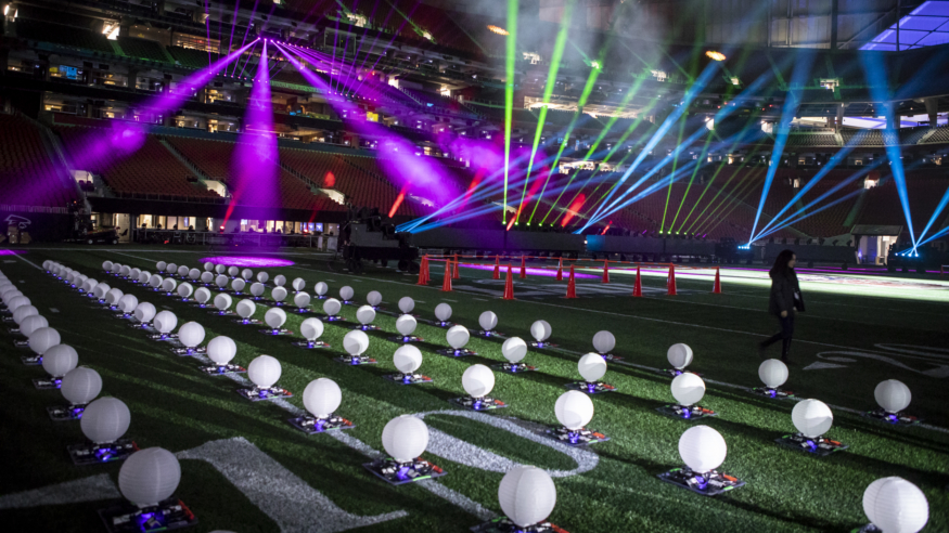 Maroon 5 超級盃中場演唱　Intel 破紀錄無人機燈光秀助興
