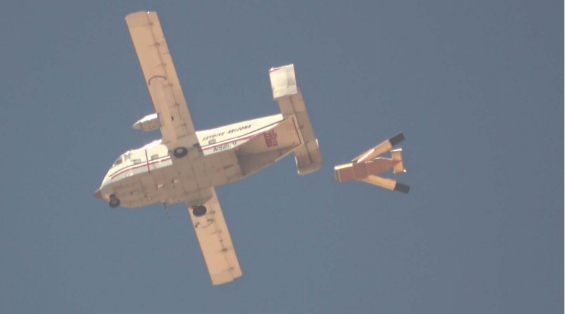 低成本木製無人機靠飛行載具帶動　空中被釋放後自動打開機翼