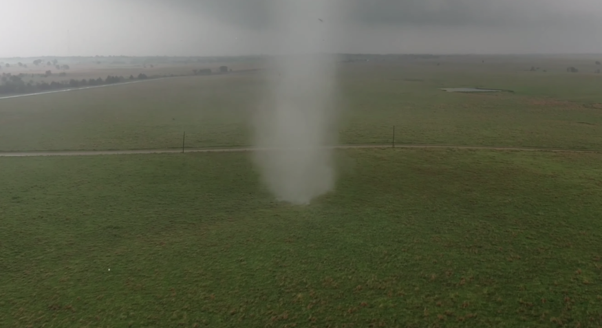 無人機近距離「追拍」龍捲風　被譽為年度天氣影片