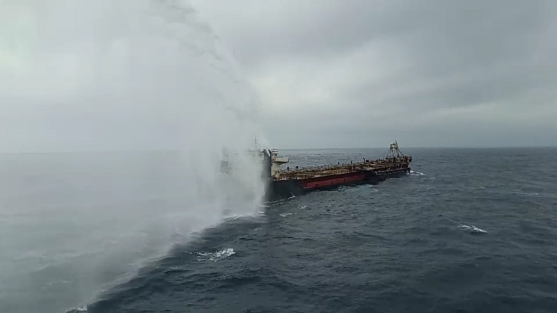 無人機首支援蒐證即建功　高雄艦水砲驅離越界大陸抽砂船