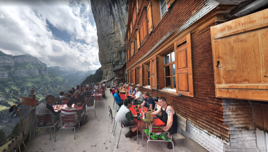 瑞士知名懸崖餐廳引大量航拍機　經理抱怨「很煩」且侵犯私隱