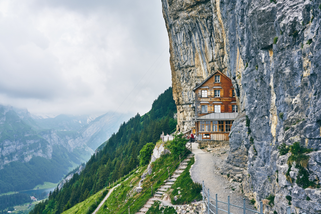 瑞士知名懸崖餐廳引大量航拍機　經理抱怨「很煩」且侵犯私隱
