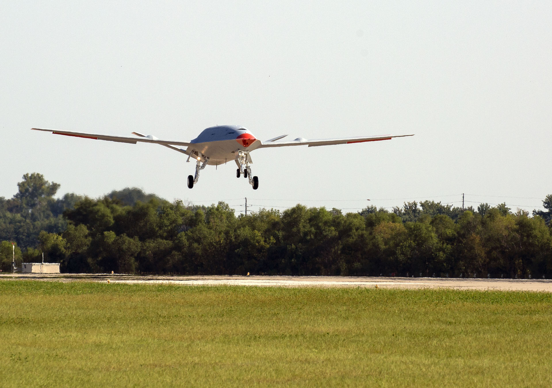 空中為戰機加油！　波音 MQ-25 艦載無人機完成首次飛行測試