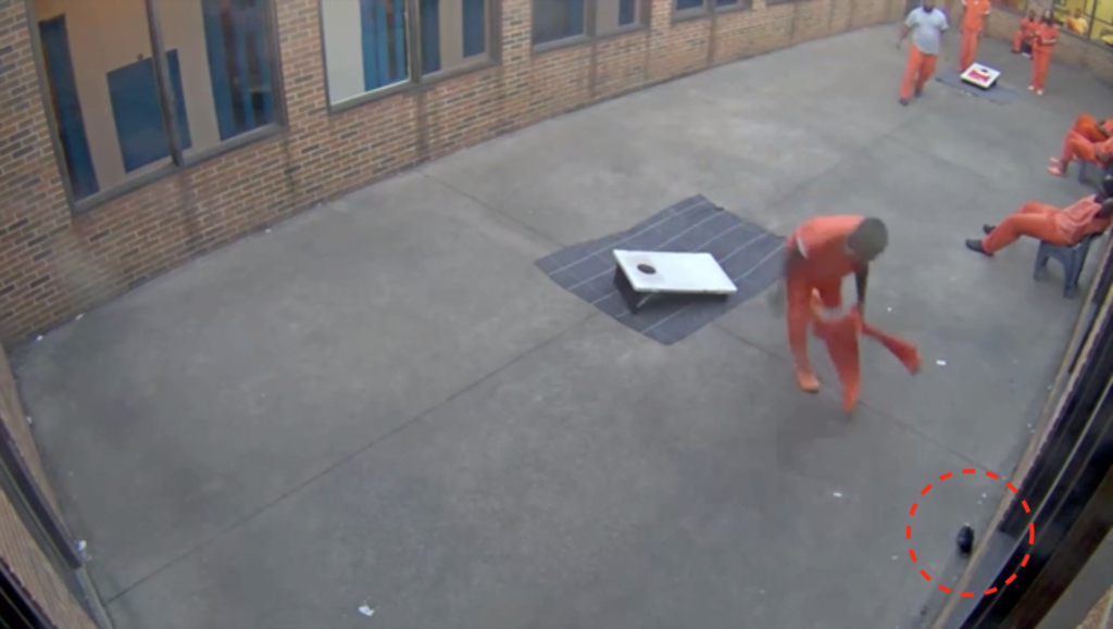 監控鏡頭全紀錄：無人機向監獄院子投降違禁品　囚犯急拿走