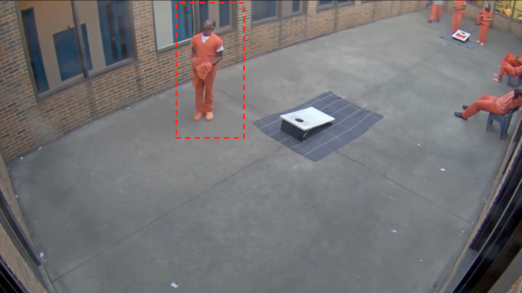 監控鏡頭全紀錄：無人機向監獄院子投降違禁品　囚犯急拿走