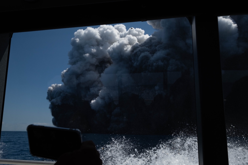 紐西蘭懷特島火山爆發釀 8 死　警：無人機定位部分失蹤者可能位置