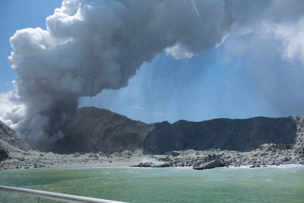 紐西蘭懷特島火山爆發釀 8 死　警：無人機定位部分失蹤者可能位置