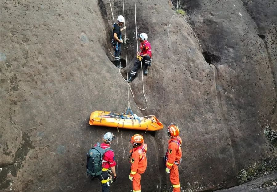 男子為撿航拍機墜崖骨折　山地救援隊繩降救人