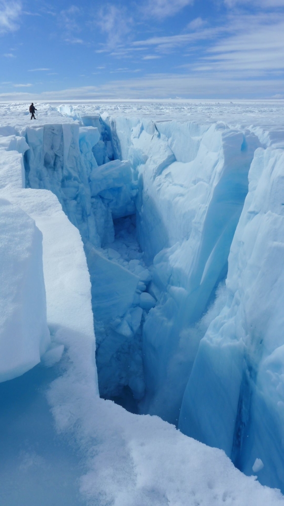 無人機紀錄格陵蘭冰蓋趨不穩定　研究博士：觀察比衛星更細微