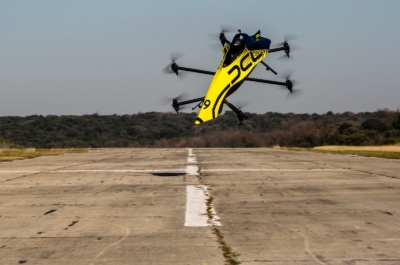 空中翻滾！　DCL 推飛行遊戲並亮相首款可載人特技飛行多軸機