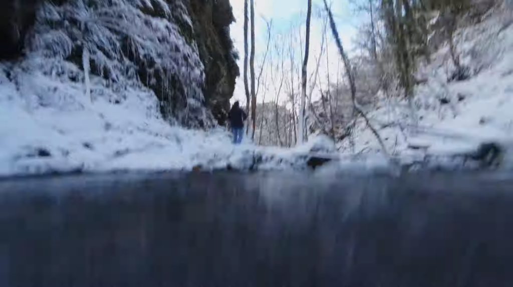 穿越機「刷瀑布」墜潭底　飛手冰天雪地下照樣潛入水撿機